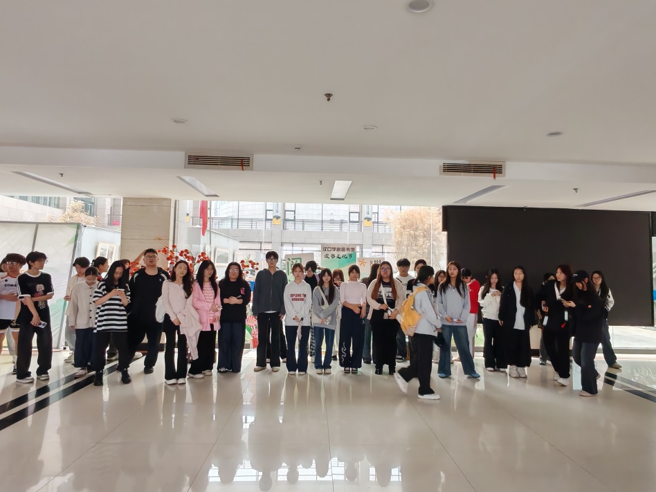 【馆务新闻】以书为舟，逐梦未来——我校图书馆读书文化节书香留言墙活动温情启幕