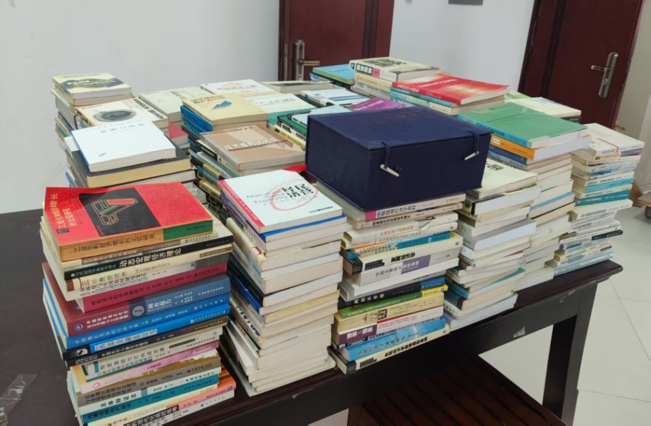 【馆务新闻】书香传情助教研 捐书赋能促发展  ——经济与金融学院张跃平院长向图书馆捐赠图书
